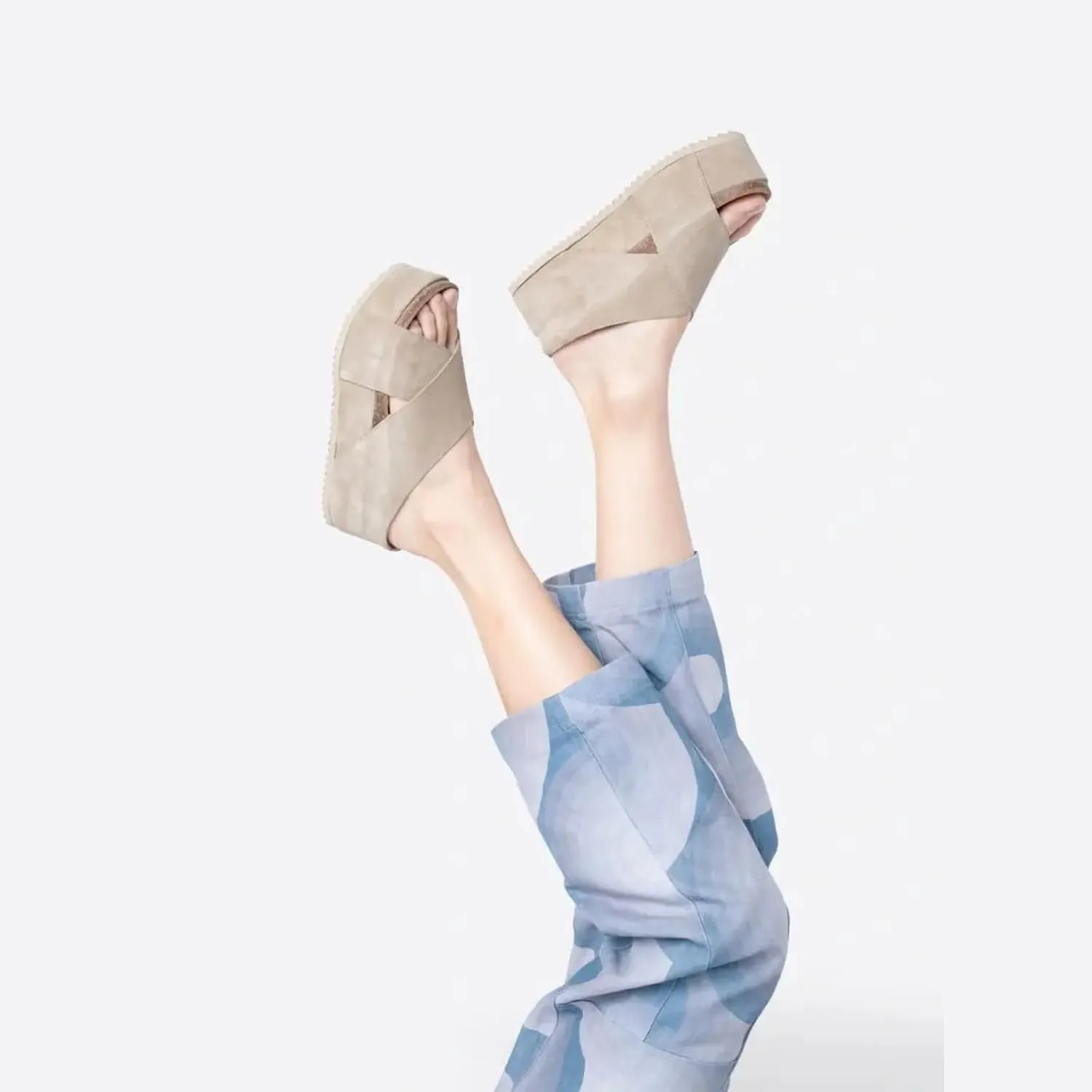 Yishaweiqi Women's Suede Platform Sandals Comfortable Cork Footbed Flatform Sandals Criss Cross Straps Flat Clogs Slide Sandals
